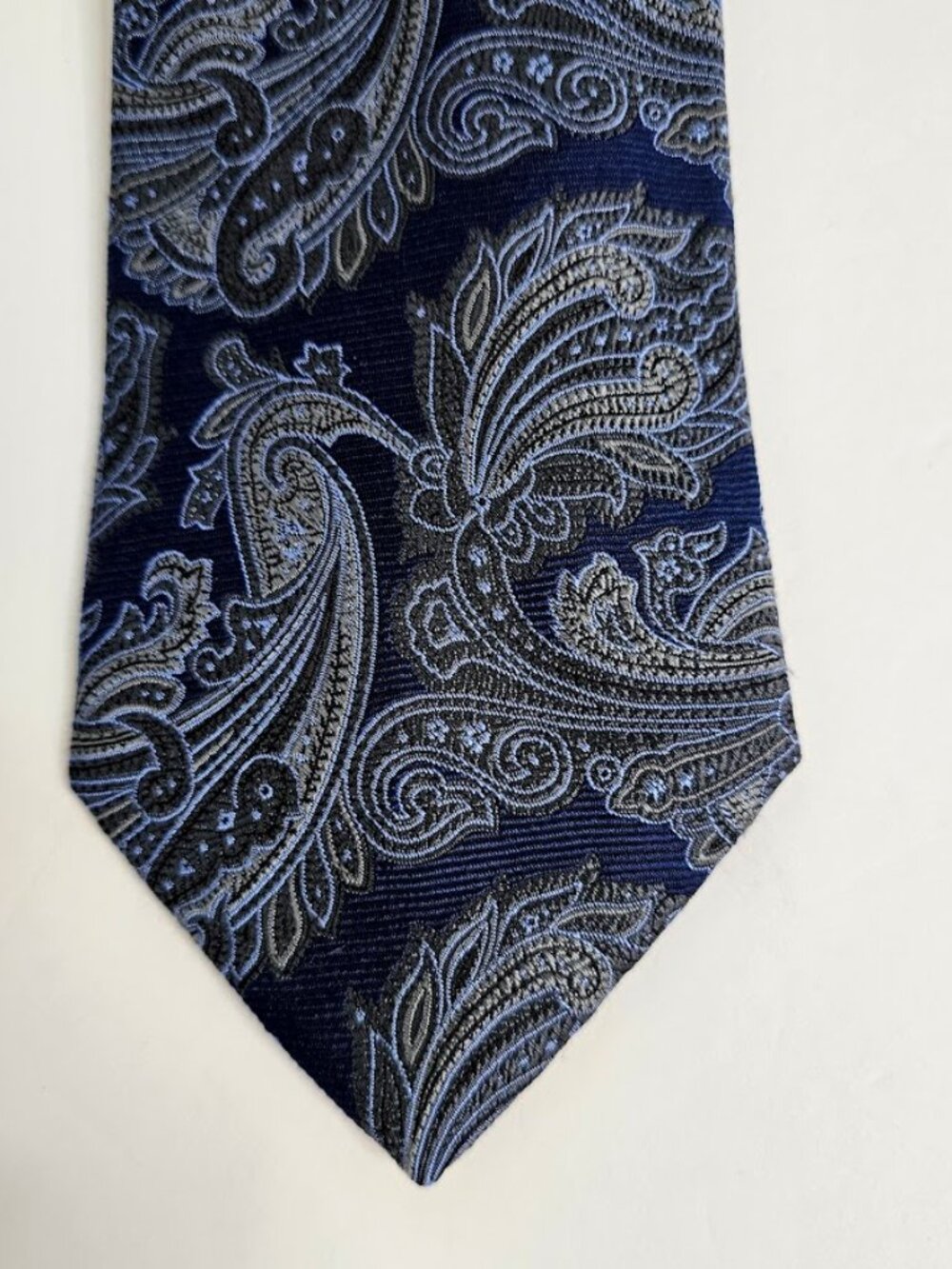JOS A BANK Signature Col 100% Silk Tie Necktie NAVY BLUE BLACK Paisley Print 59" - Picture 3 of 5